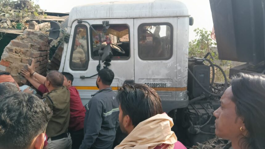 रांग साइड ट्रेलर का गांव में कहर , गर्भवती महिला की दर्दनाक मौत, ग्रामीणों ने किया चक्काजाम,देखिए वीडियो 2 IMG 20260214 WA0028